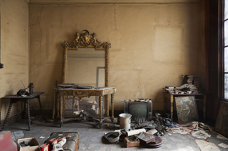 Rodoreda, un bosque - fotografía de un salón antiguo destartalado