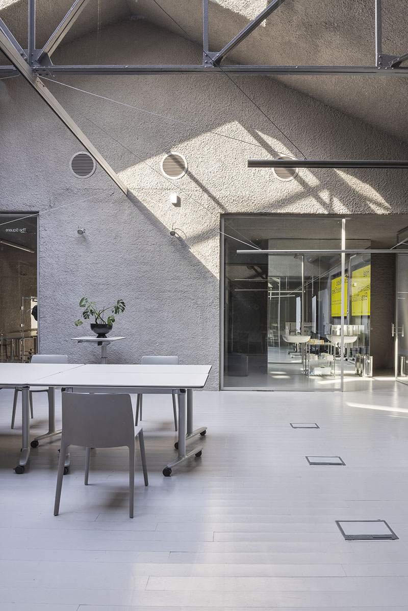 Actiu Elisava Madrid: espacio diáfano de Elisava Madrid con mobiliario de Actiu distribuido y una pantalla para mostrar elementos multimedia.