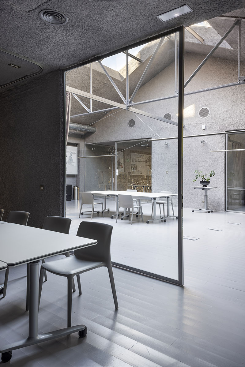 Actiu Elisava Madrid: espacio diáfano de Elisava Madrid con mobiliario de Actiu distribuido y una pantalla para mostrar elementos multimedia.