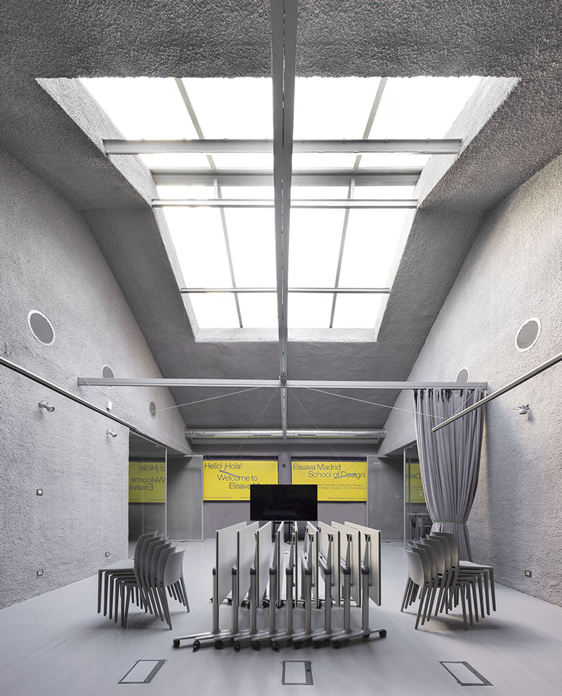 Actiu Elisava Madrid: espacio diáfano de Elisava Madrid con mobiliario de Actiu distribuido y una pantalla para mostrar elementos multimedia.