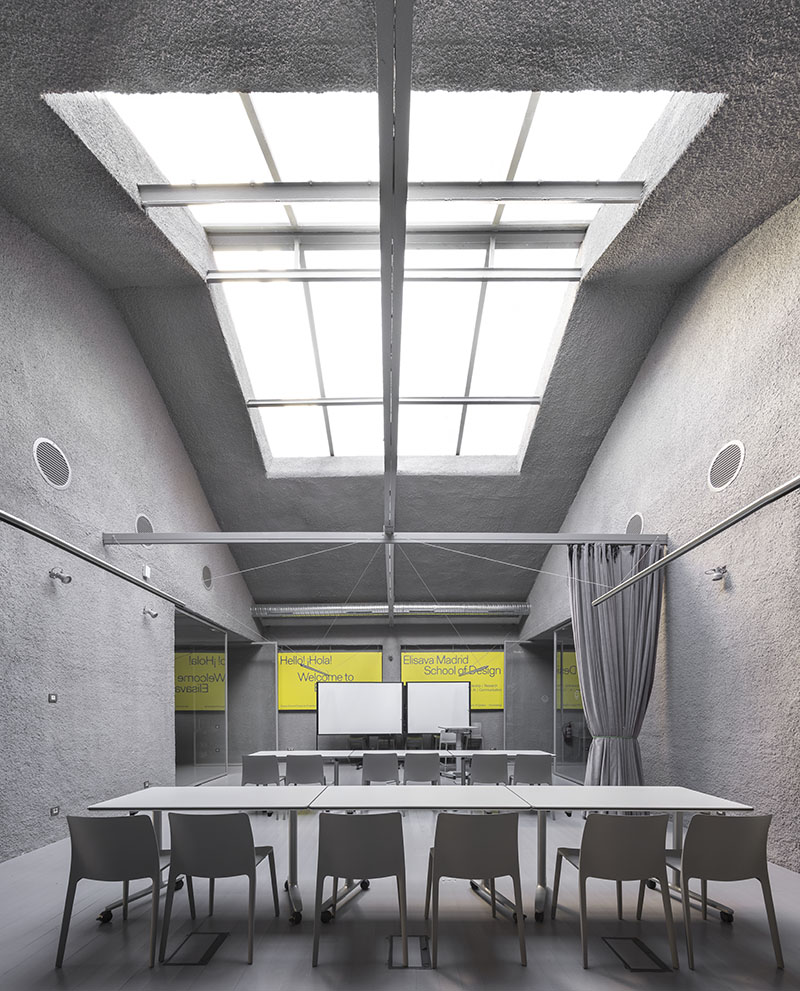 Actiu Elisava Madrid: espacio diáfano de Elisava Madrid con mobiliario de Actiu distribuido y una pantalla para mostrar elementos multimedia.