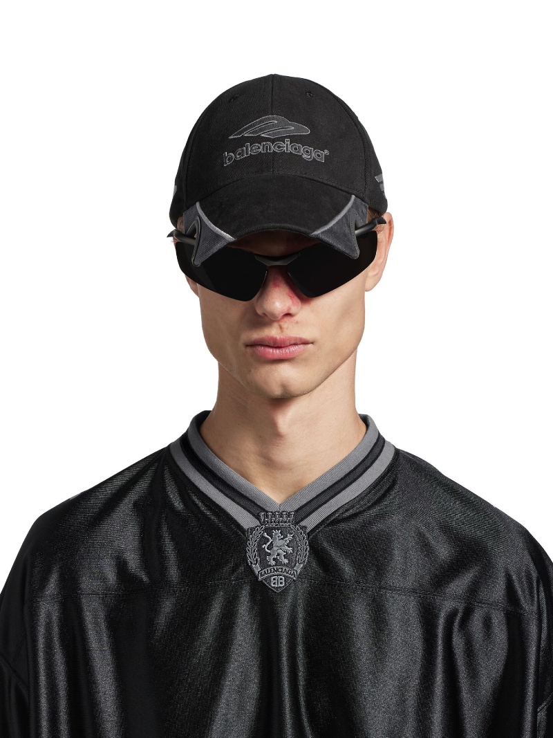 Balenciaga Football Series 2025 moda urbana estilo deportivo