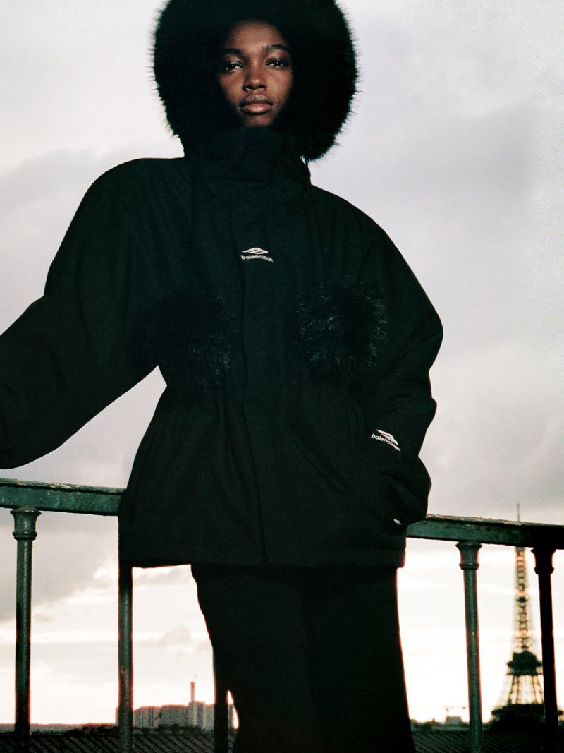 Balenciaga Skiwear 2025 looks de moda urbana para la nieve