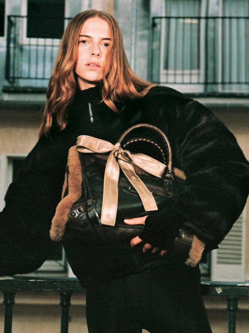 Balenciaga Skiwear 2025 looks de moda urbana para la nieve