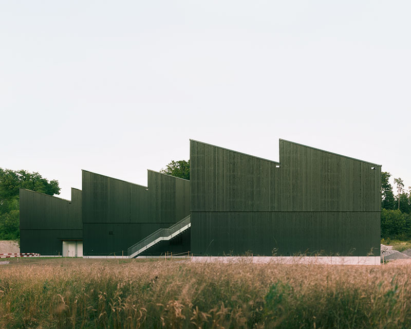 Borna-Park, Malte Kloes Architekten: vista exterior del taller con cubiertas a un agua en varias secciones