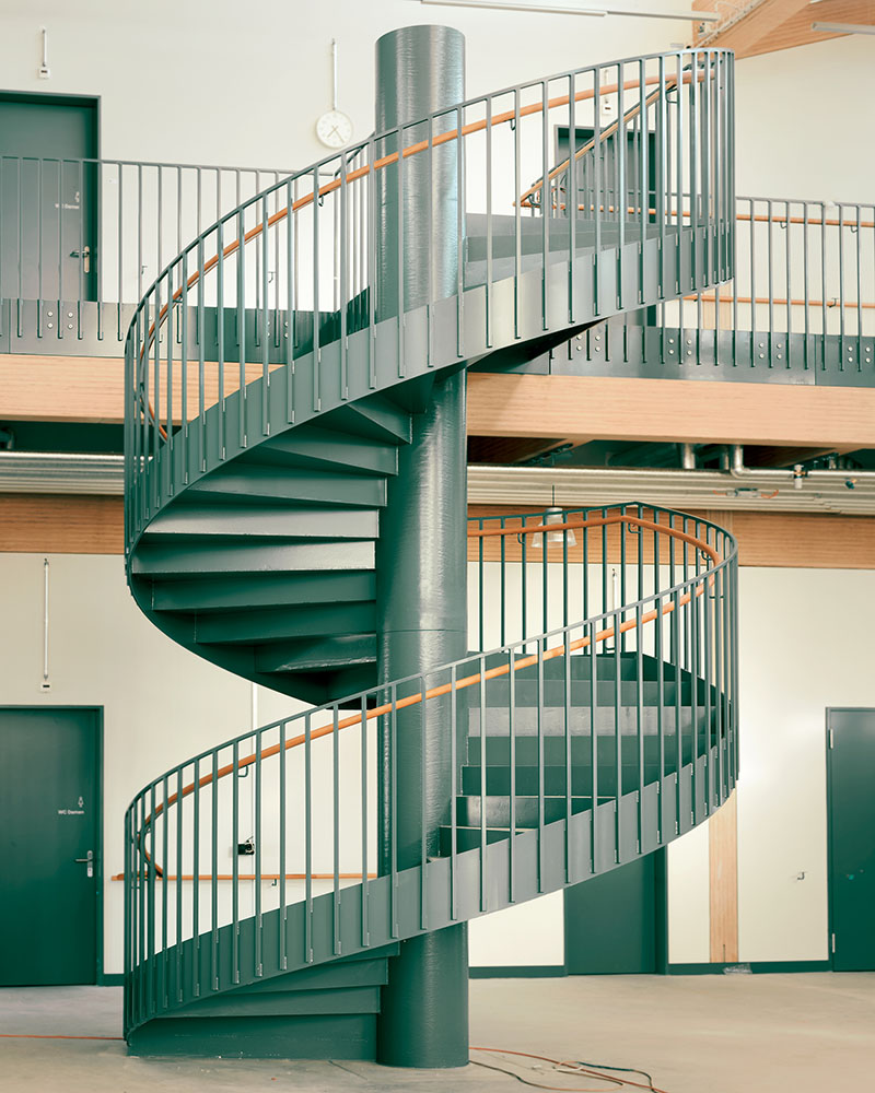 Borna-Park, Malte Kloes Architekten: escalera de caracol interior en el taller