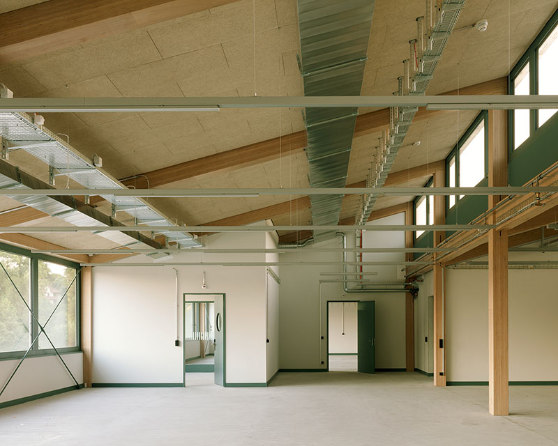 Borna-Park, Malte Kloes Architekten: sala de trabajo del taller con cubierta a un agua y estructura de madera vista