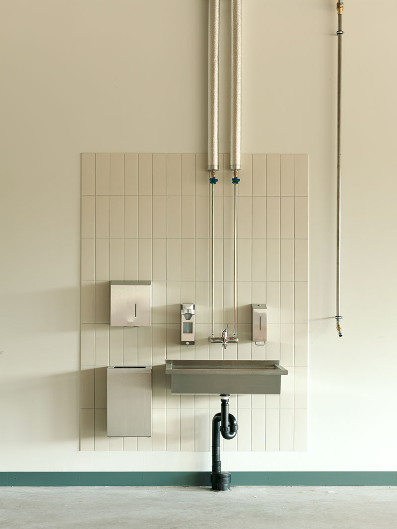 Borna-Park, Malte Kloes Architekten: fregadero y tuberías expuestas en área de trabajo del taller