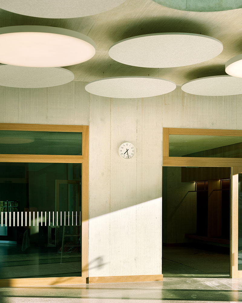 Borna-Park, Malte Kloes Architekten: plafones acústicos circulares en la zona común del edificio residencial