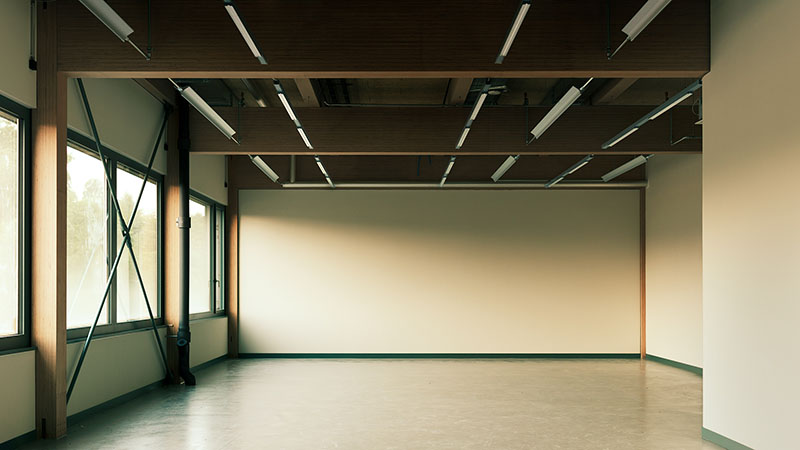 Borna-Park, Malte Kloes Architekten: interior del taller con ventanas amplias y estructura de madera