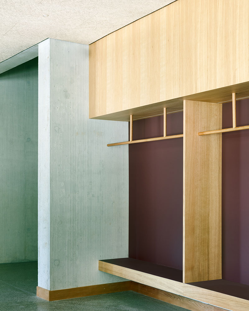 Borna-Park, Malte Kloes Architekten: escalera interior en el edificio residencial con barandilla metálica y pasamanos de madera