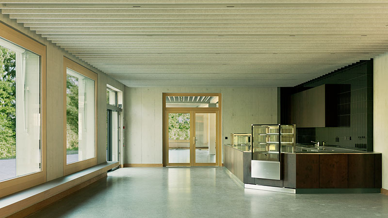 Borna-Park, Malte Kloes Architekten: interior del comedor y zona de cafetería del edificio residencial