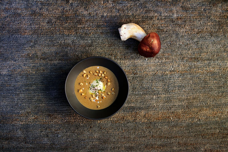 En Bosco de Lobos, un plato de crema de setas con huevo y frutos secos resume el otoño en la mesa del restaurante