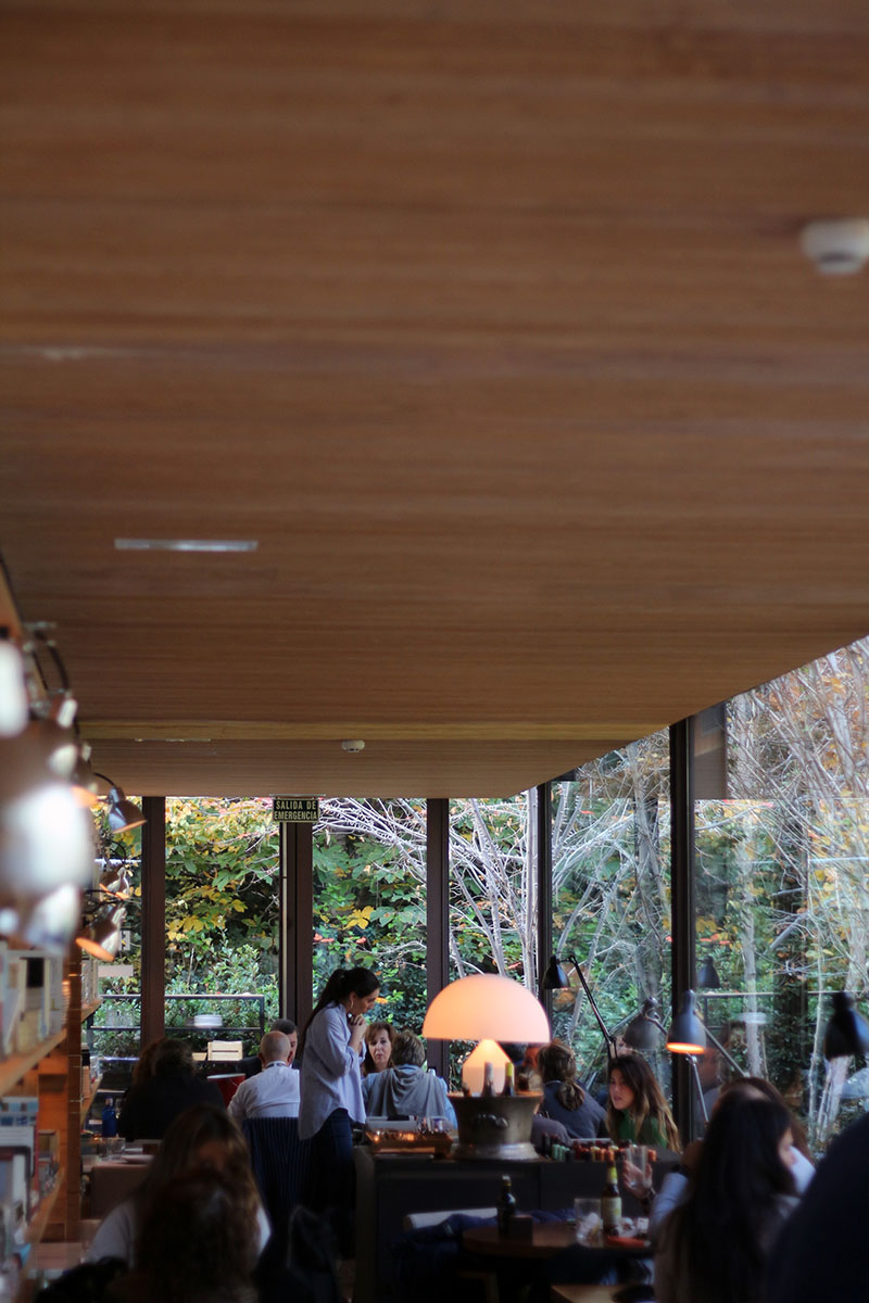 En pleno otoño, el restaurante Bosco de Lobos cuenta con un comedor luminoso, con grandes ventanales abiertos al jardín