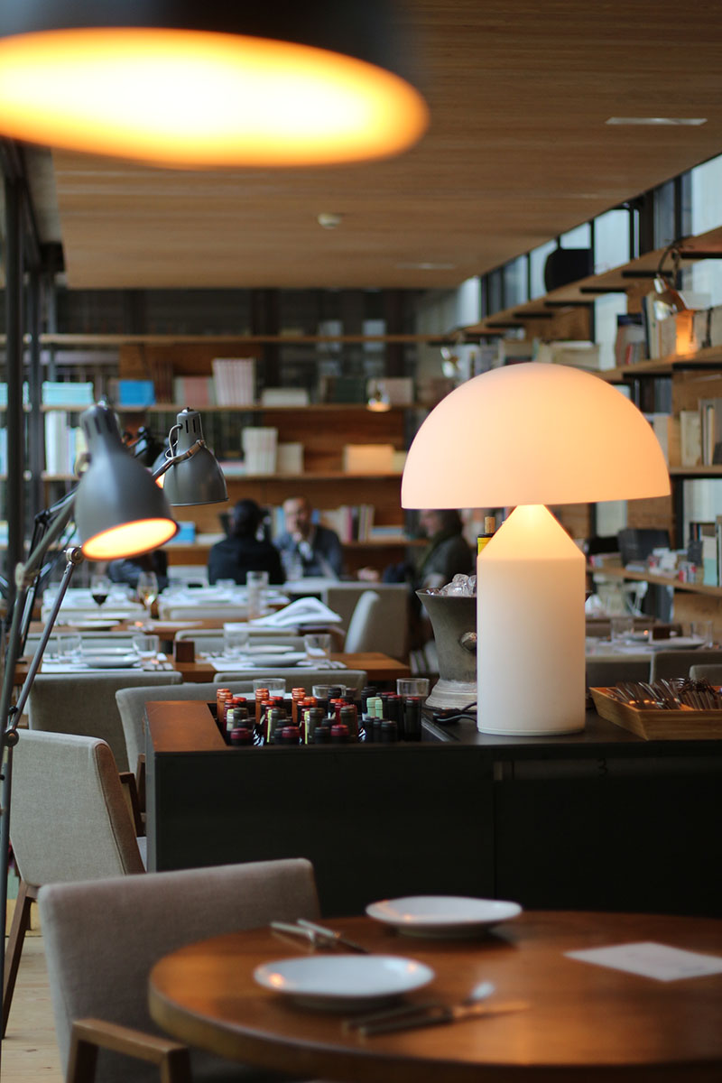 Bosco de Lobos muestra su comedor, con lámparas encendidas y mesas dispuestas, mientras el otoño asoma tras los cristales