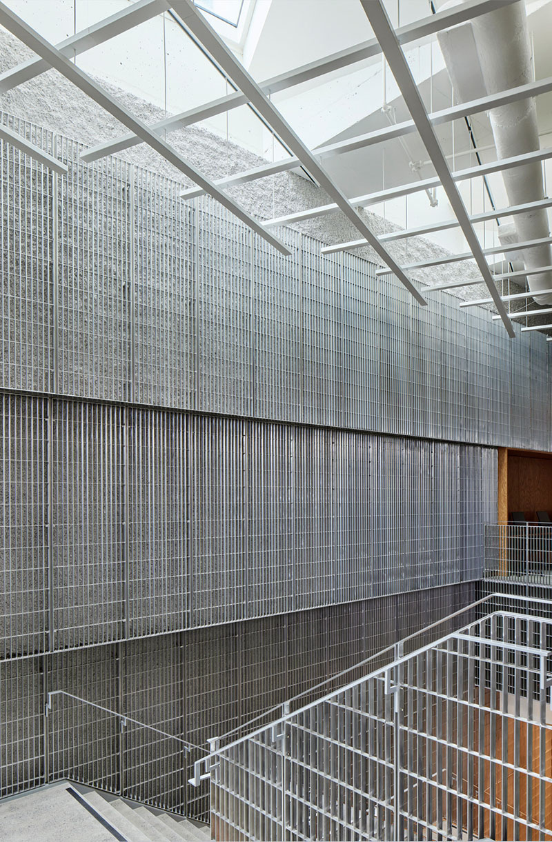 Un tramo superior del Centre Sanaaq exhibe cerramientos metálicos y una estructura visible bajo la luz natural