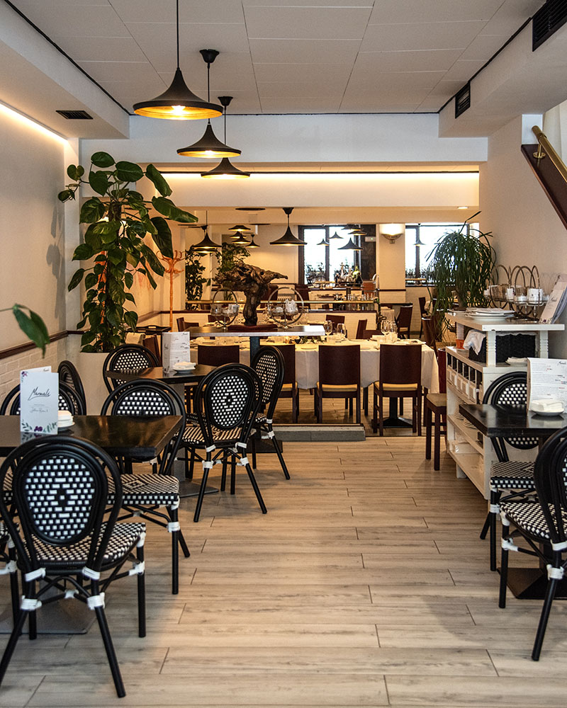 Sala del restaurante Marmalé preparada para el servicio del menú tradicional de Navidad junto a Cepa 21.