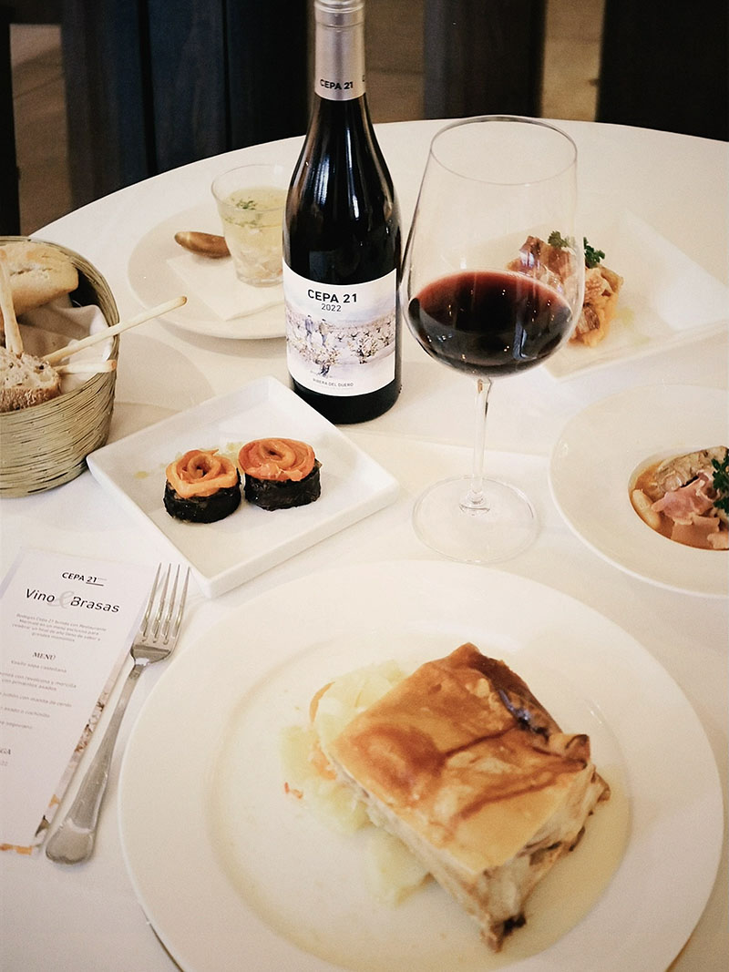 Vista de mesa completa con platos del menú tradicional de Navidad en Marmalé acompañados por Cepa 21