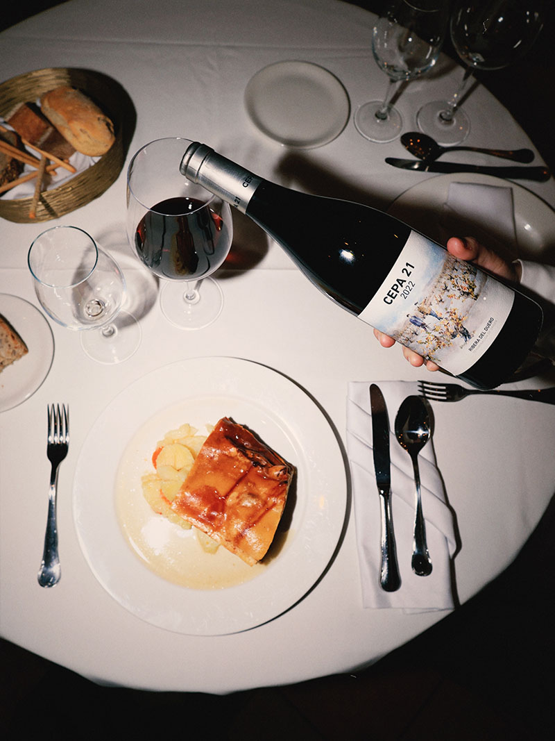 Servicio de vino Cepa 21 junto al plato principal del menú tradicional de Navidad en Marmalé