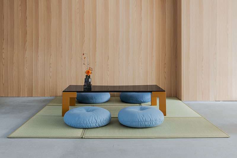 Zona de tatami en Core de Karimoku con mesa baja y cojines circulares