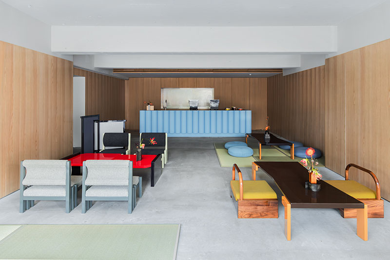 Vista general de Core de Karimoku con mobiliario distribuido frente a la barra