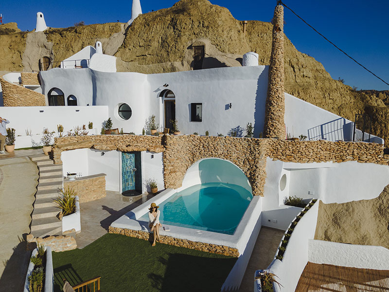 Fachada principal de Cuevas de Kabila en Granada con piscina privada junto a la ladera