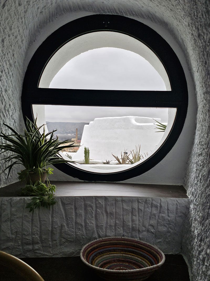 Ventana circular de Cuevas de Kabila en Granada con vista al exterior del complejo