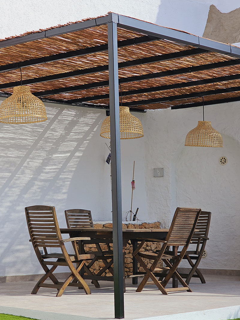 Porche exterior de Cuevas de Kabila en Granada con zona de comedor al aire libre