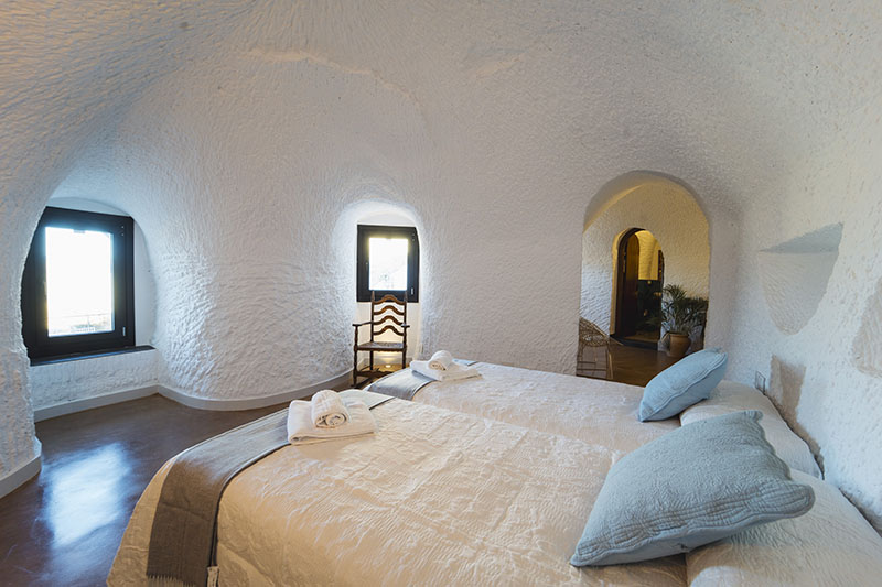 Dormitorio doble de Cuevas de Kabila en Granada excavado en la roca