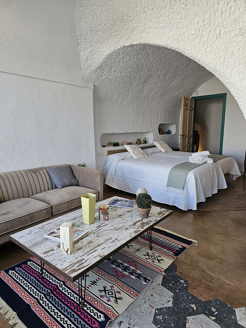 Dormitorio doble de Cuevas de Kabila en Granada excavado en la roca