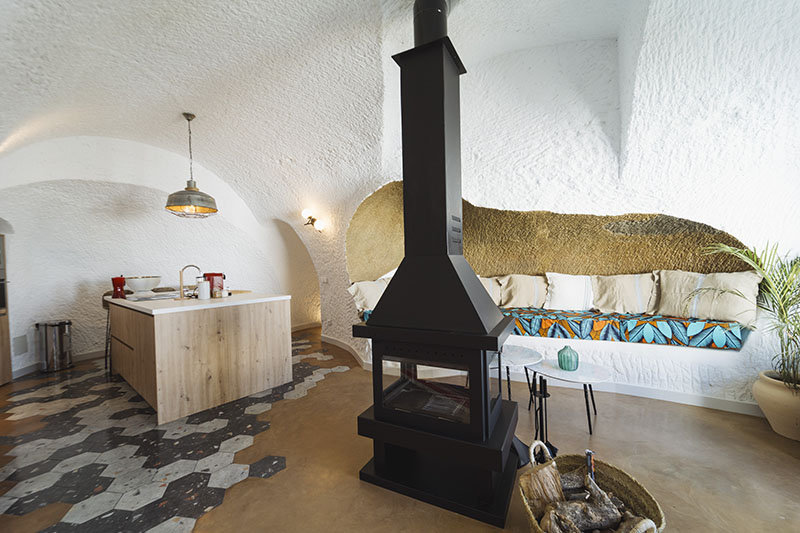 Espacio interior de Cuevas de Kabila en Granada con sofá y cocina