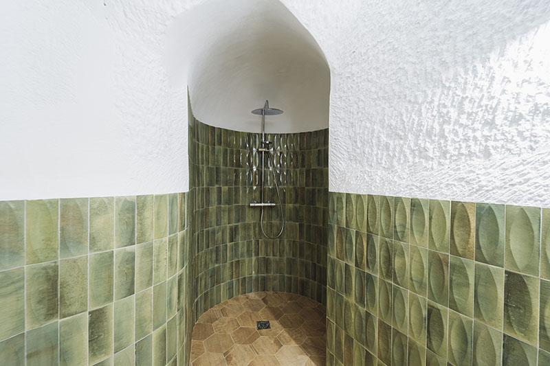 Baño de Cuevas de Kabila en Granada con ducha revestida en tonos verdes