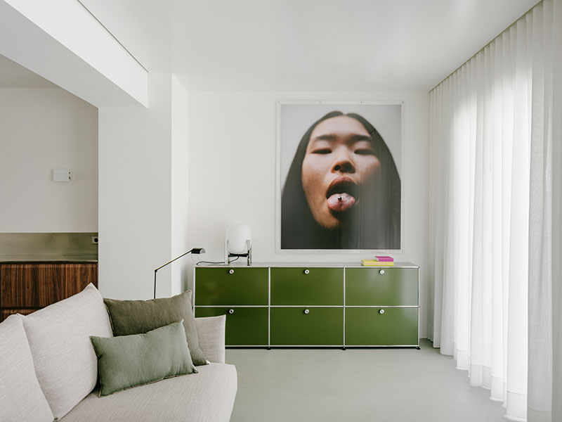 D Iriondo Studio muestra el salón con un aparador USM Haller verde y la obra Prinse I, firmada por Ángela Suárez
