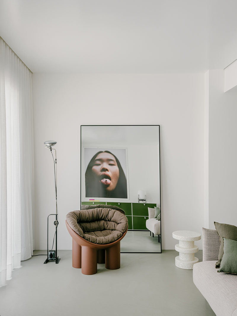 D Iriondo Studio presenta parte del salón reflejado en un espejo de gran tamaño junto a la butaca Roly Poly de Faye Toogood