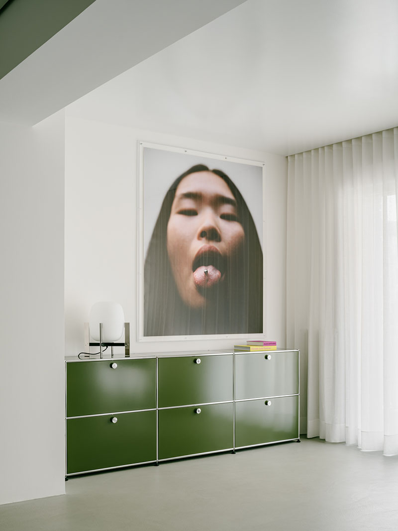 D Iriondo Studio muestra el salón con un aparador USM Haller verde y la obra Prinse I, firmada por Ángela Suárez