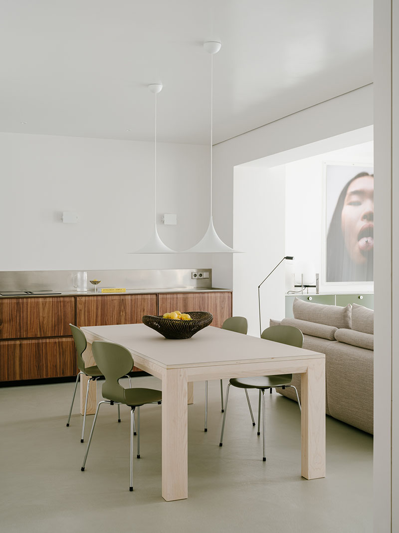 D Iriondo Studio documenta la cocina abierta al comedor, con muebles en nogal y encimera de acero inoxidable cepillado