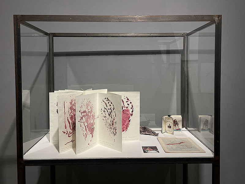 Vista de la exposición "Desplazamientos" en la galería Senda