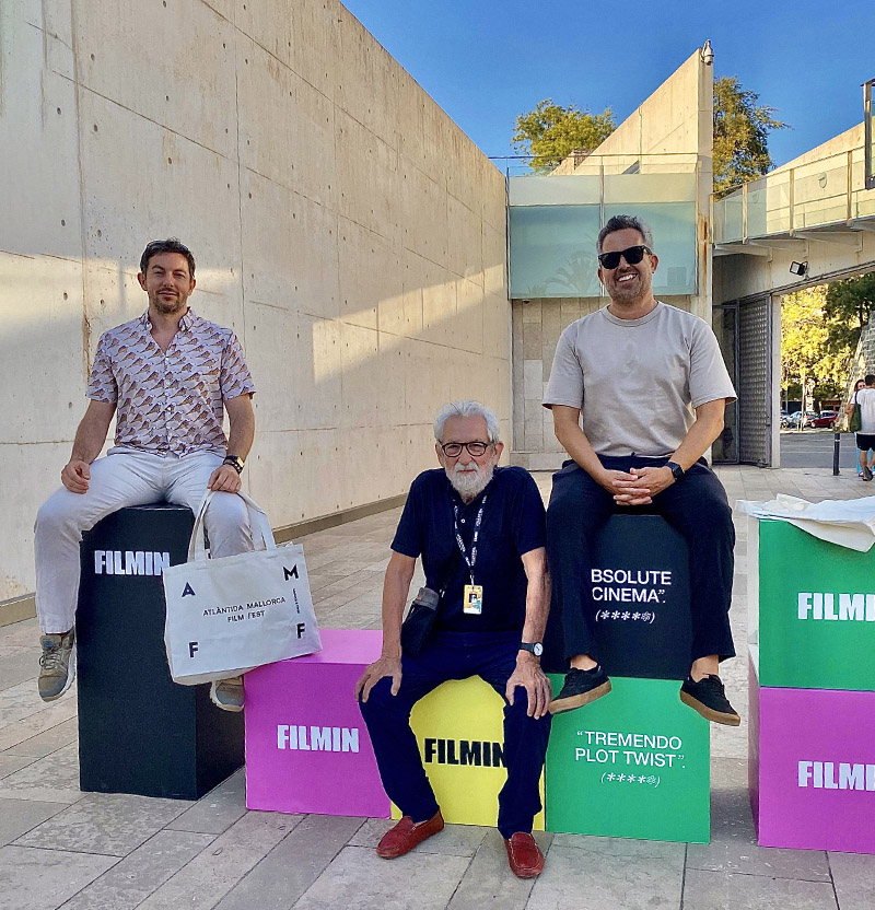 Dios lo ve, documental sobre Oscar Tusquets - retrato junto a los directores