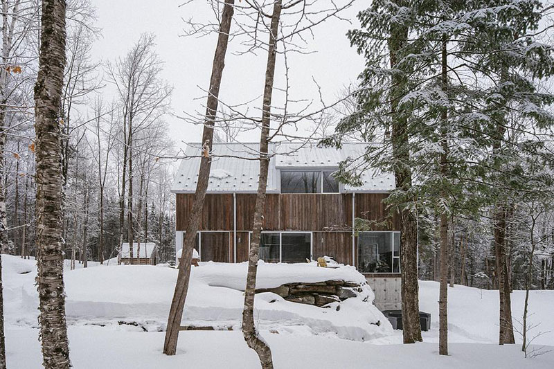 EM architecture evidencia el volumen longitudinal del chalet junto al corte natural del terreno