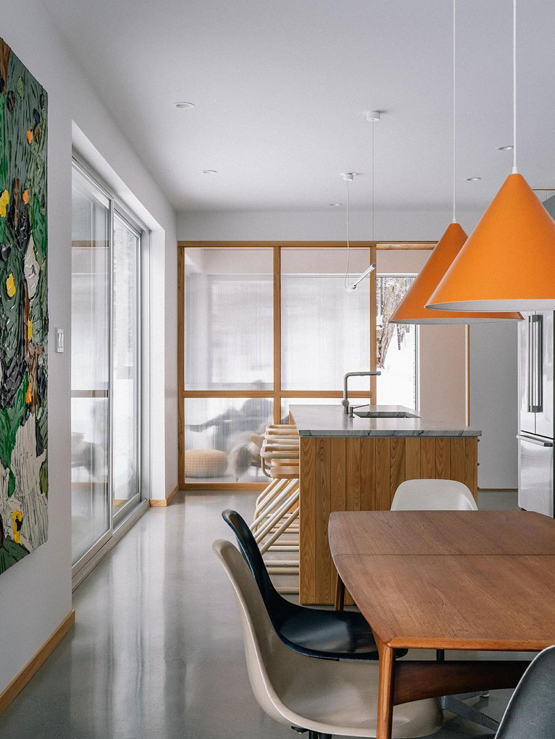 EM architecture documenta la cocina y el comedor con paneles translúcidos y luz natural