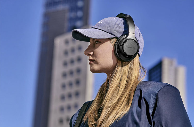 Energy Sistem: una chica con unos auriculares