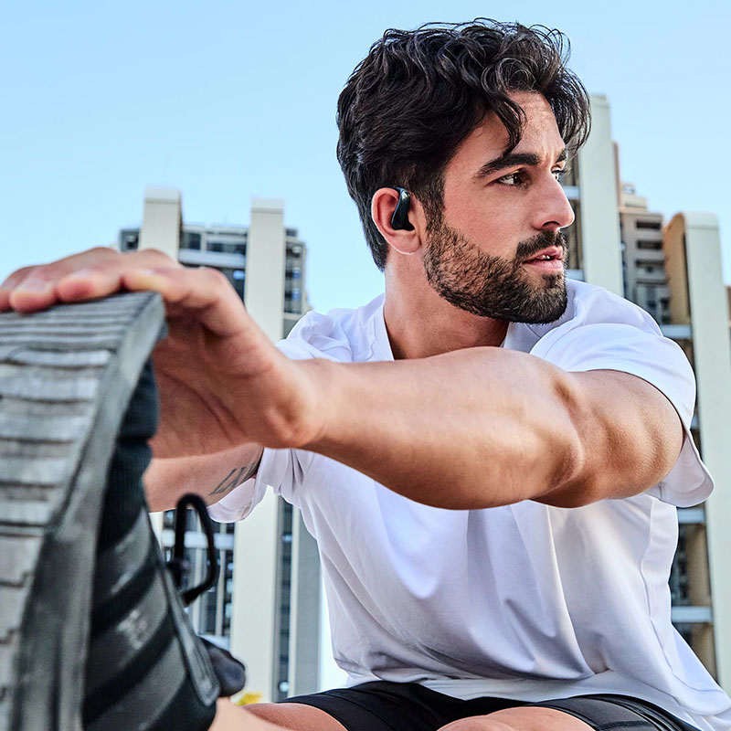 Energy Sistem: un chico haciendo deporte con unos auriculares deportivos