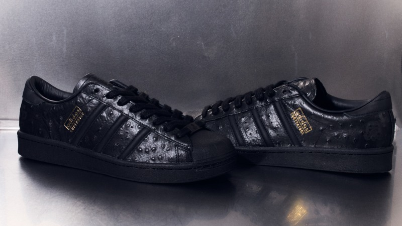 Footpatrol le da un giro exótico a las adidas Superstar