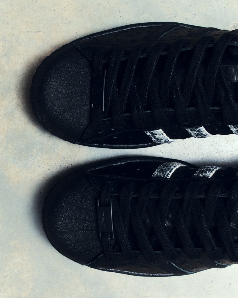 Footpatrol le da un giro exótico a las adidas Superstar