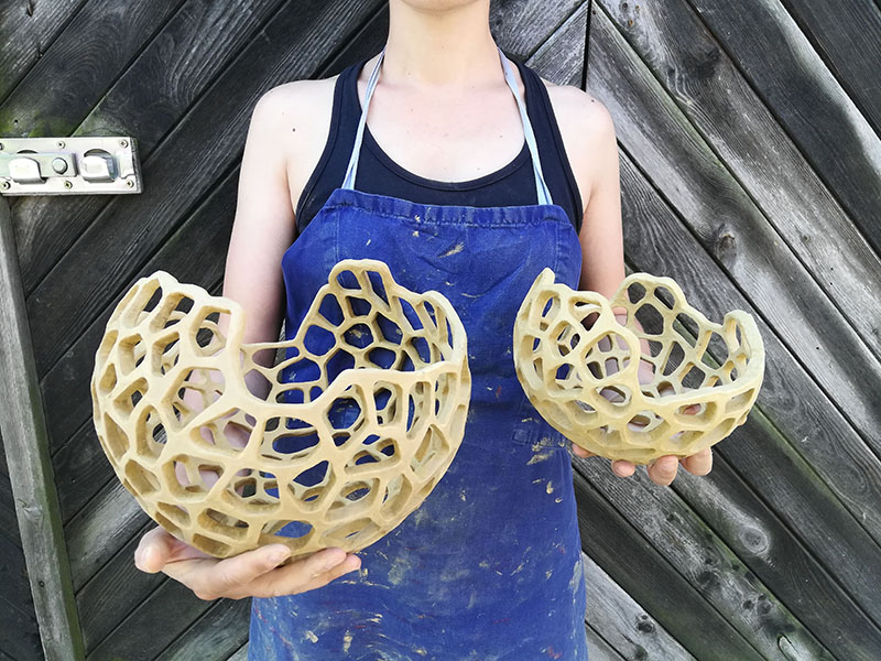 IED MUSE TALKS: Silvia Brandi sujeta unos jarrones