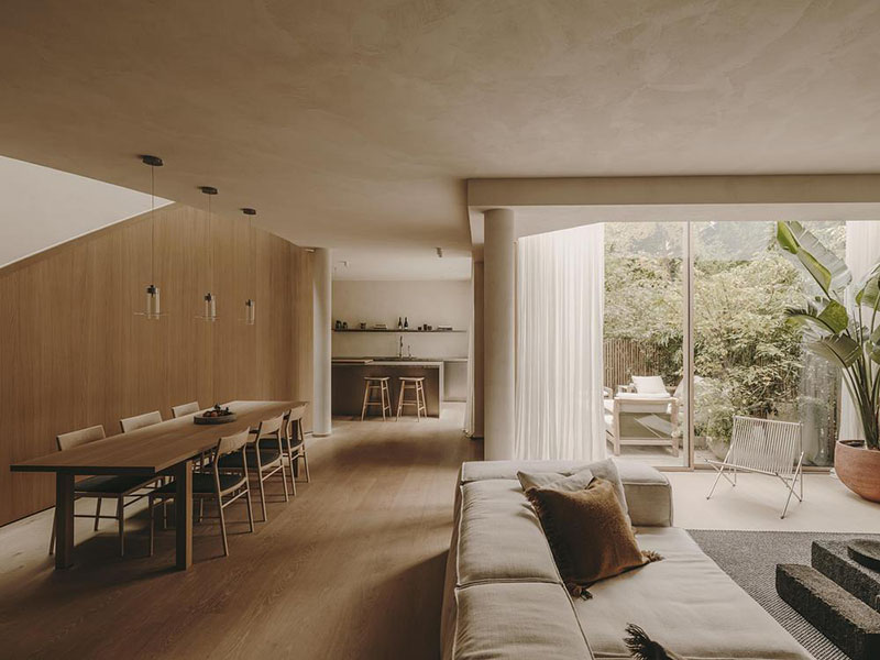 Interiorismo de la Casa en París por Holzrausch que muestra la zona de estar abierta al jardín