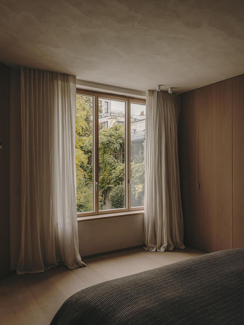 Interiorismo de la Casa en París por Holzrausch que muestra el dormitorio orientado al verde exterior