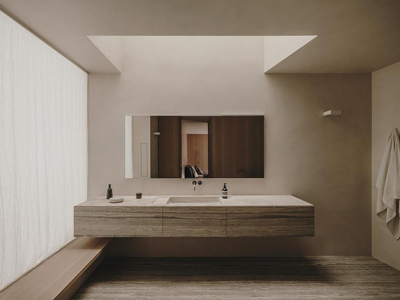 Interiorismo de la Casa en París por Holzrausch que incluye el baño con encimera suspendida en piedra