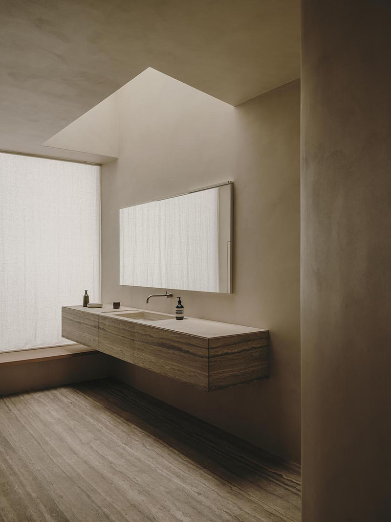 Interiorismo de la Casa en París por Holzrausch que muestra el baño iluminado desde un lucernario superior