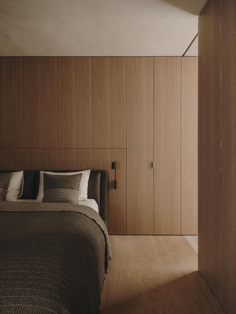 Interiorismo de la Casa en París por Holzrausch que muestra el dormitorio con paneles de roble a medida